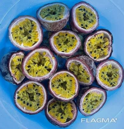 High Quality Vietnam Frozen Passion Fruit Half-cut Natural with Seeds Good Price Vacuum Pack for Beverage Dessert Bakery